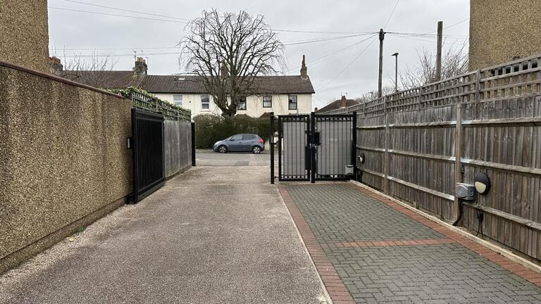 Large Modern Town House in Barnet image 28