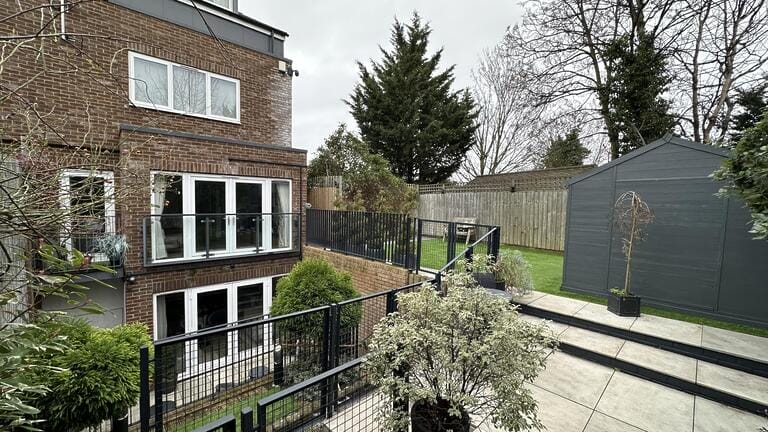 Large Modern Town House in Barnet image 20