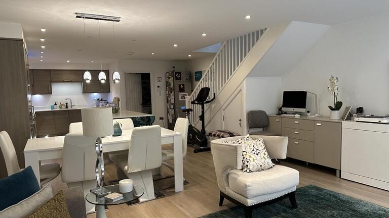 Large Modern Town House in Barnet image 7