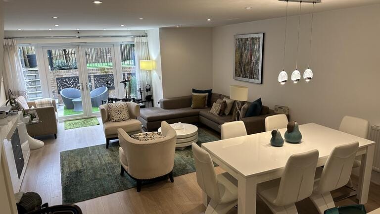 Large Modern Town House in Barnet image 8