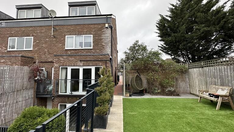 Large Modern Town House in Barnet image 21
