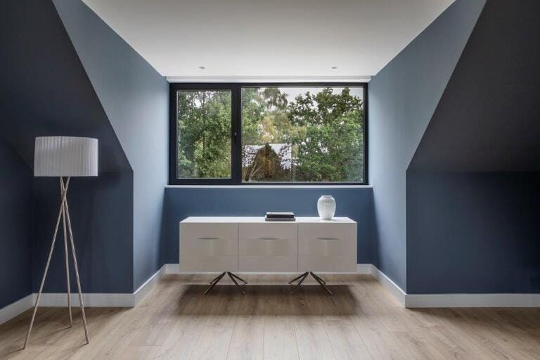 Large Bright Contemporary House image 26