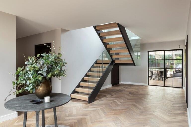 Large Bright Contemporary House image 30