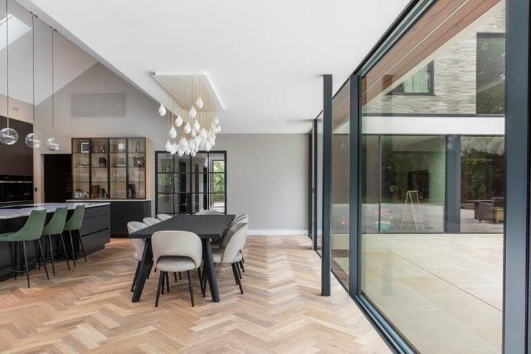 Large Bright Contemporary House image 9