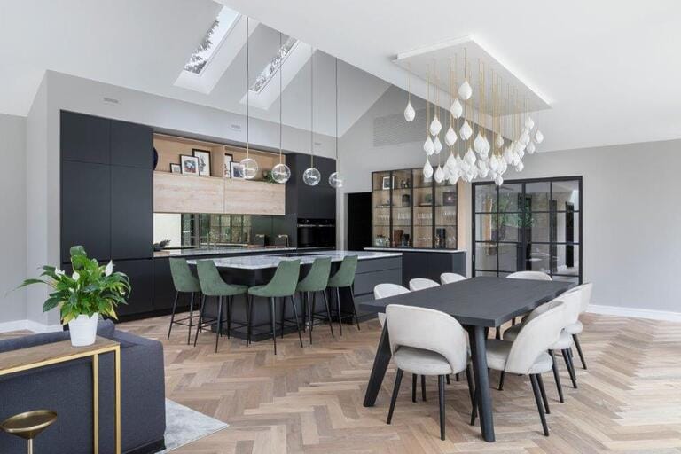 Large Bright Contemporary House image 5
