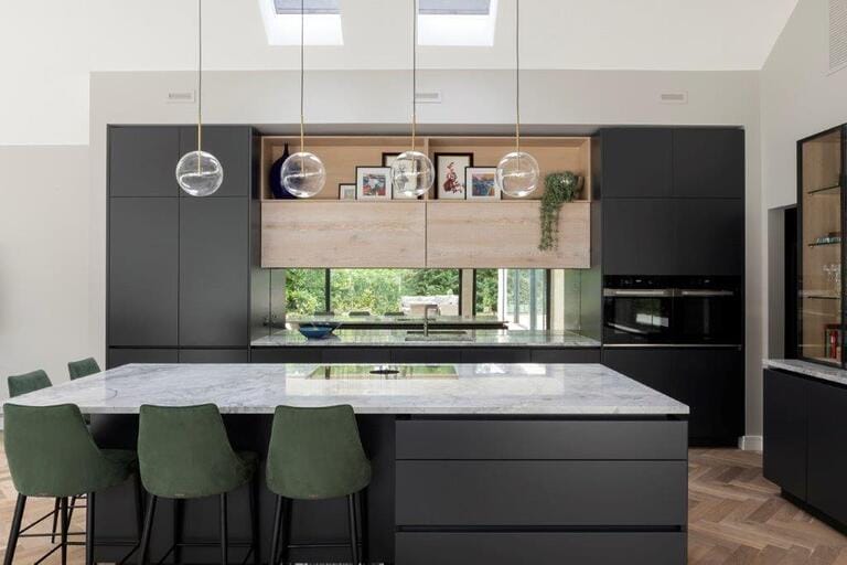 Large Bright Contemporary House image 7