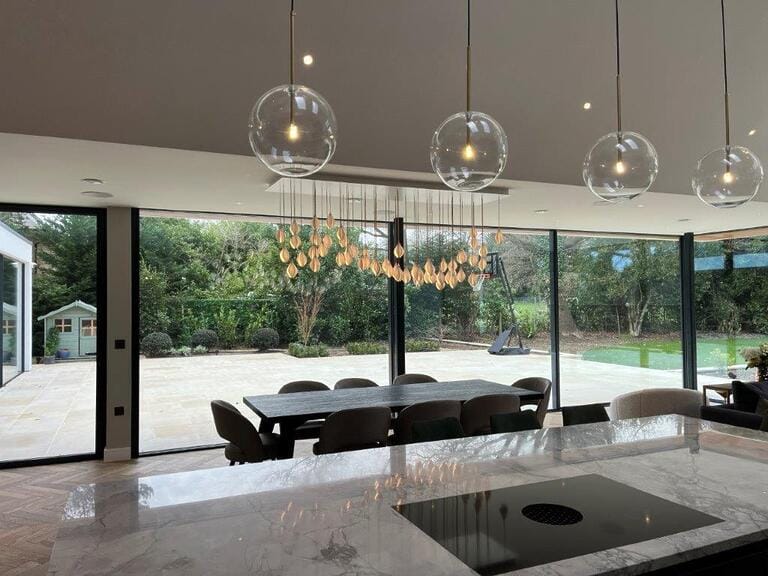 Large Bright Contemporary House image 8