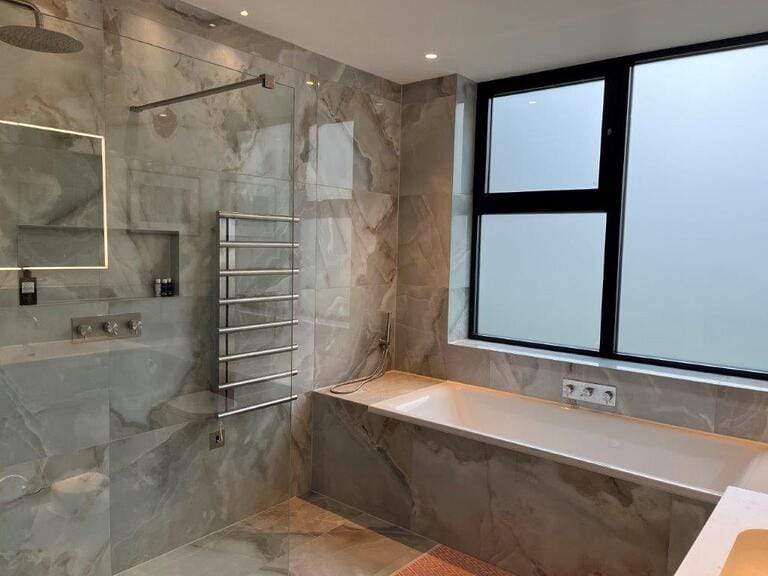 Large Bright Contemporary House image 52