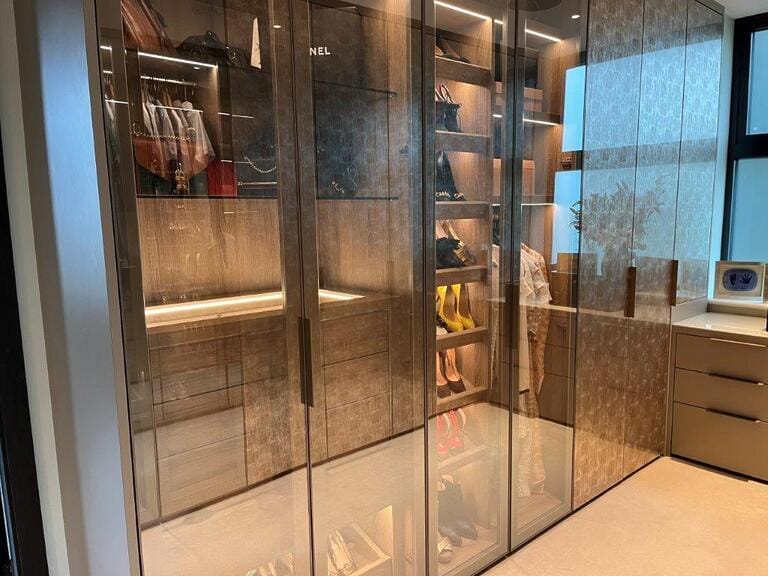 Large Bright Contemporary House image 38