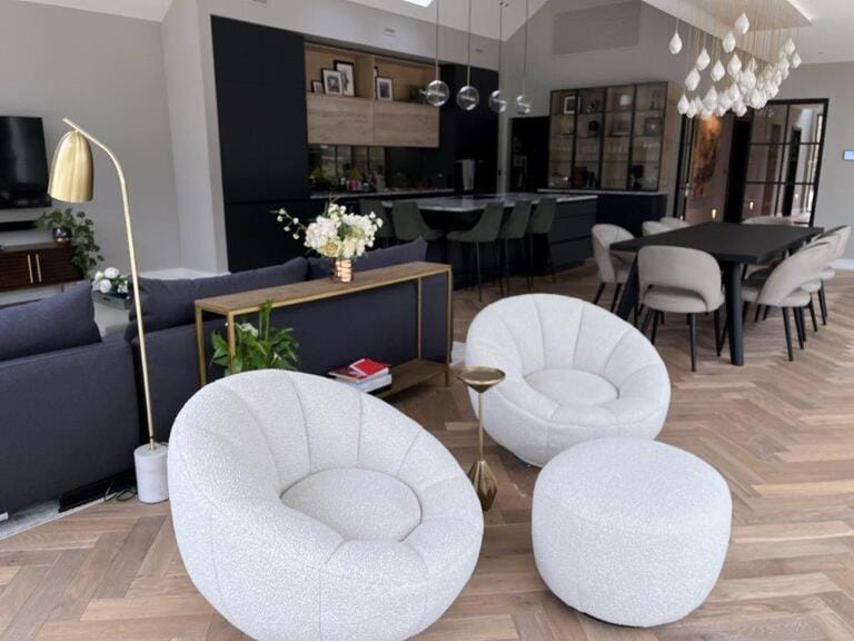 Large Bright Contemporary House image 13