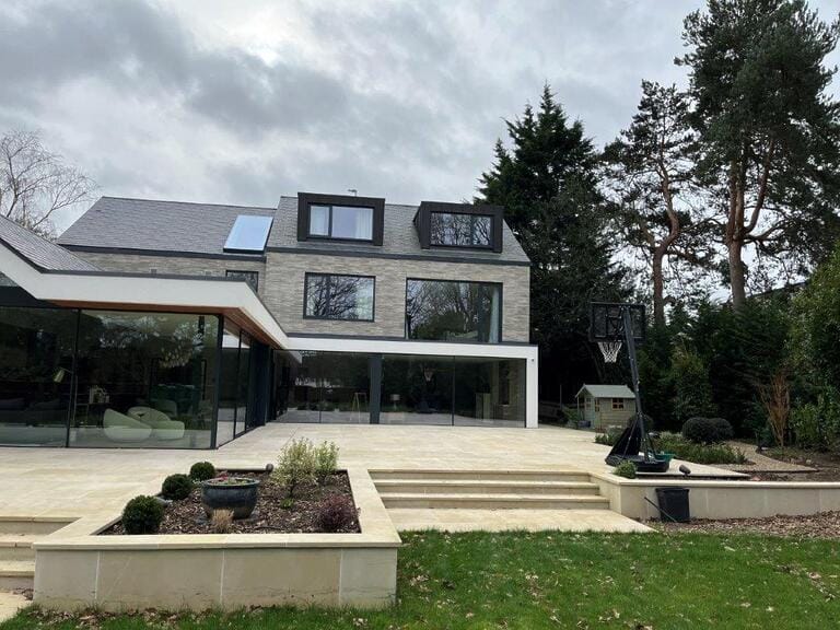 Large Bright Contemporary House image 54