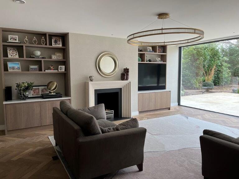 Large Bright Contemporary House image 19