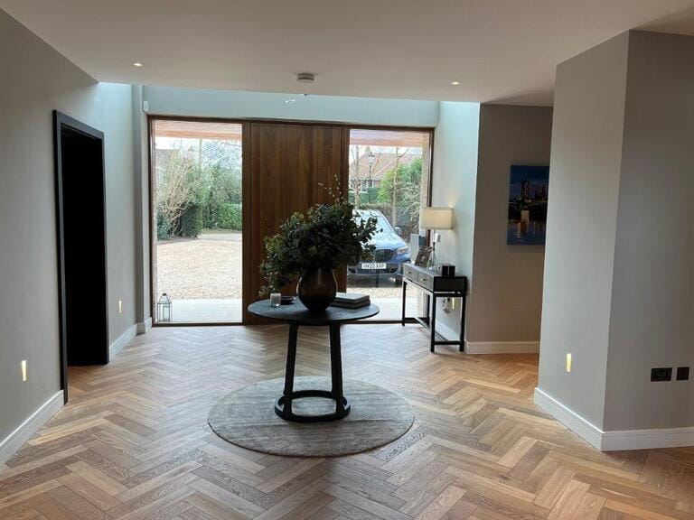 Large Bright Contemporary House image 4