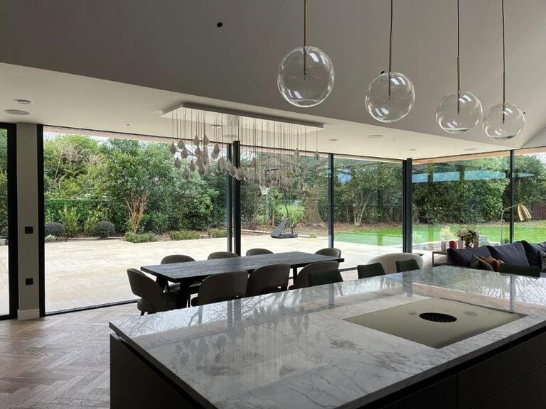 Large Bright Contemporary House image 10