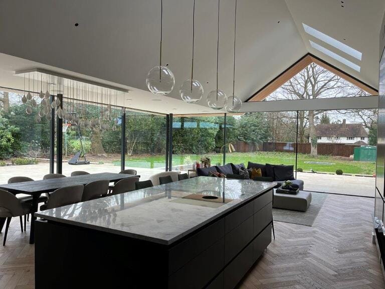 Large Bright Contemporary House image 11