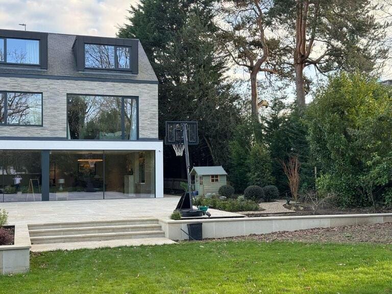 Large Bright Contemporary House image 57