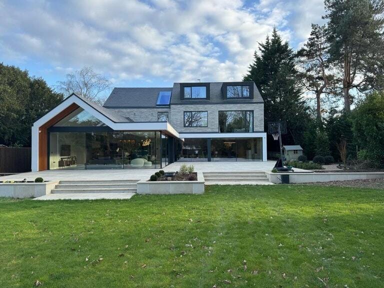 Large Bright Contemporary House image 58