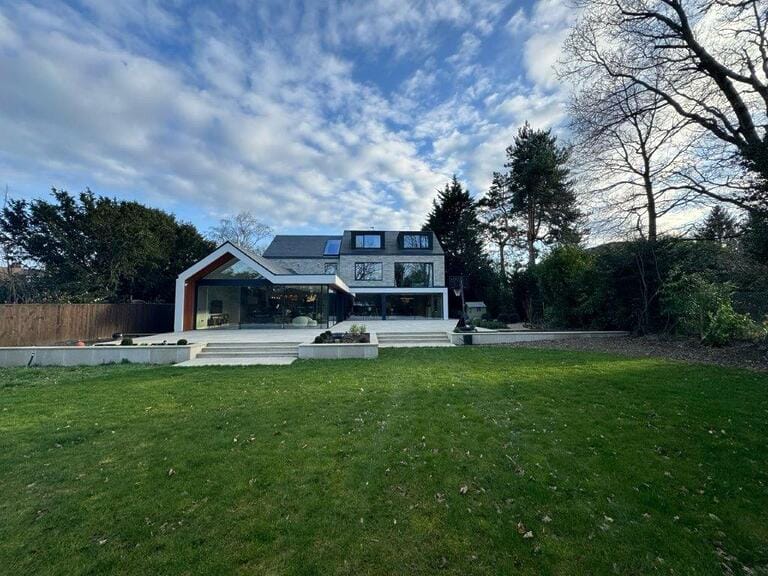 Large Bright Contemporary House image 59