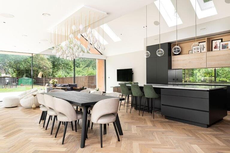 Large Bright Contemporary House image 6