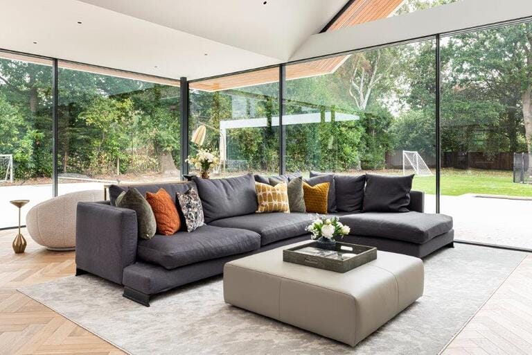 Large Bright Contemporary House image 17