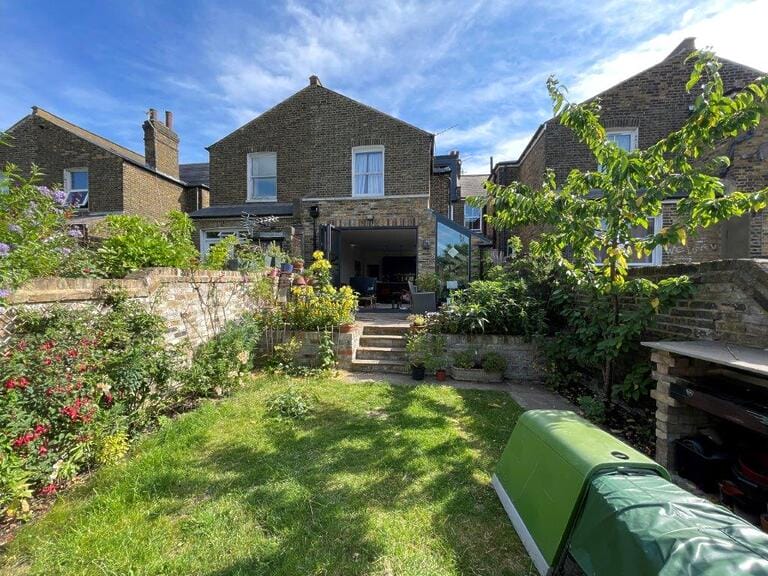Victorian Terraced Family Home image 25