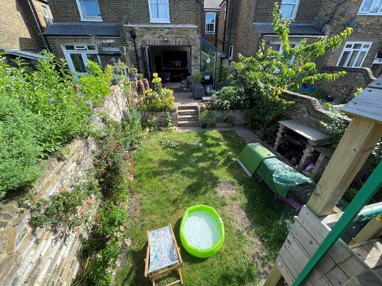 Victorian Terraced Family Home image 27