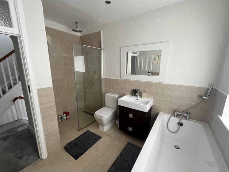 Family Home in Wandsworth image 35