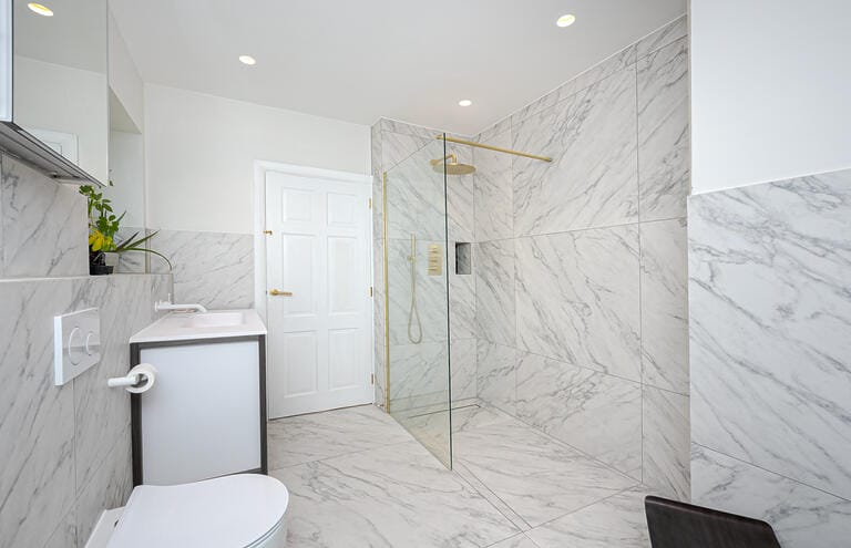 Contemporary and Modern House image 21