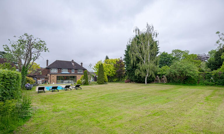 Contemporary and Modern House image 30