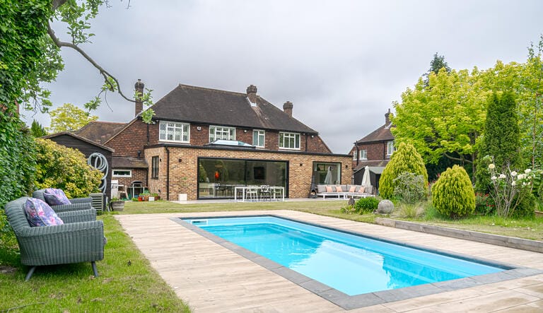 Contemporary and Modern House image 25