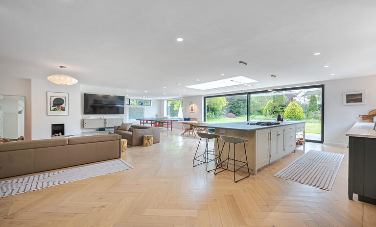 Contemporary and Modern House image 6