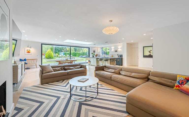 Contemporary and Modern House image 8