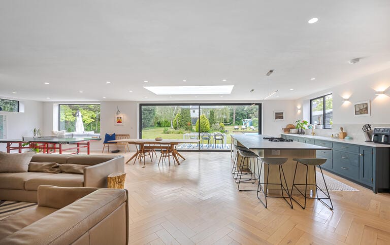 Contemporary and Modern House image 9