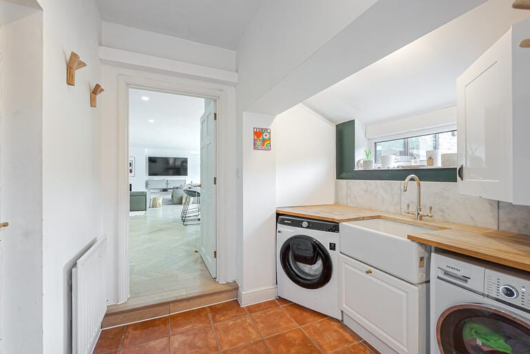 Contemporary and Modern House image 19