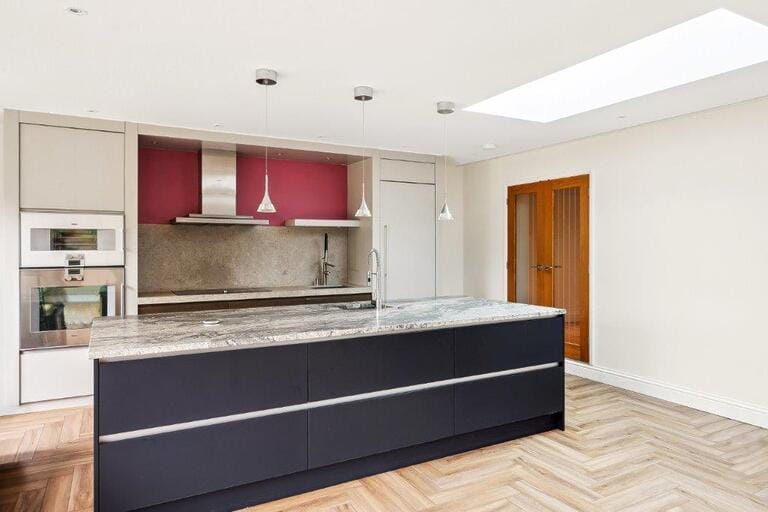 Detached House in Ascot image 3