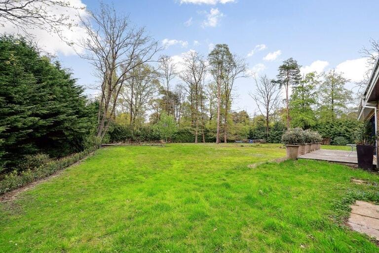 Detached House in Ascot image 24