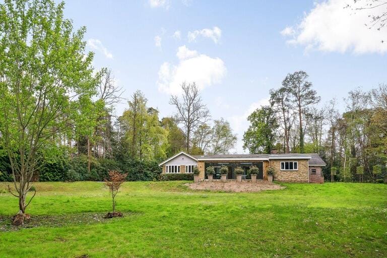 Detached House in Ascot image 23