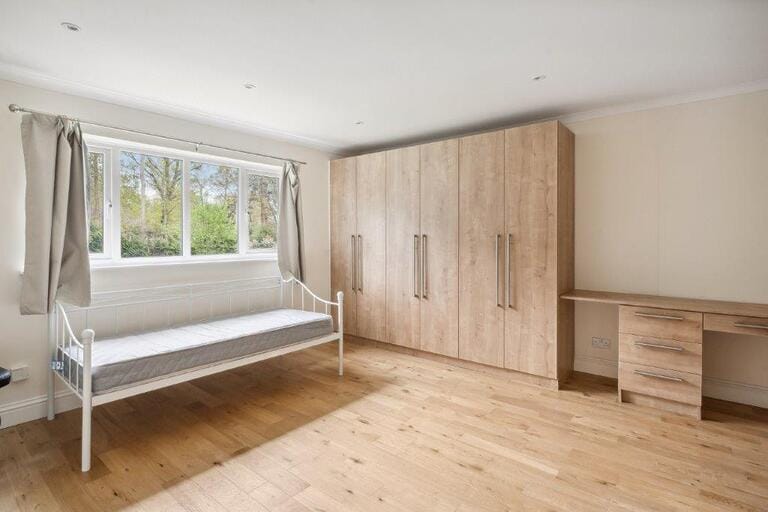 Detached House in Ascot image 10