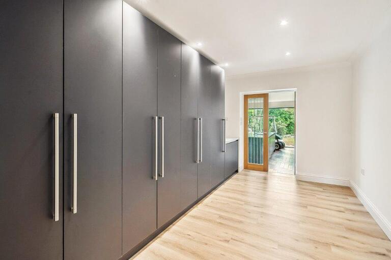 Detached House in Ascot image 11
