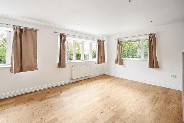 Detached House in Ascot image 12