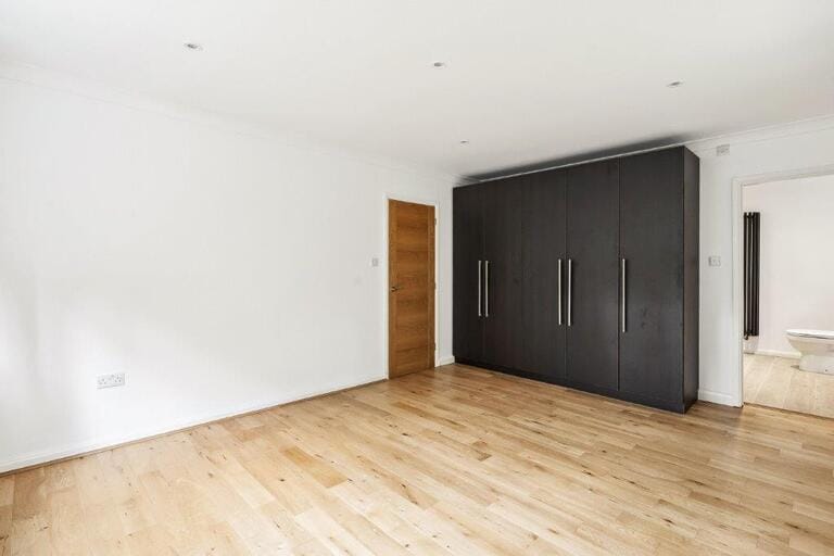 Detached House in Ascot image 15