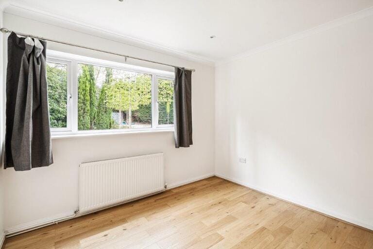 Detached House in Ascot image 16