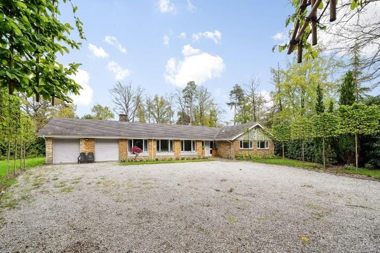 Detached House in Ascot image 1
