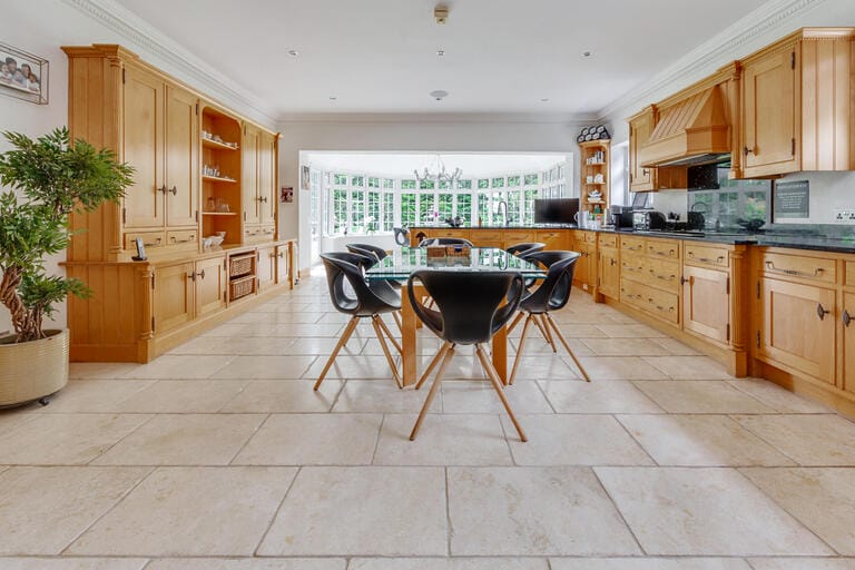 Large Detached Home in Radlett image 4
