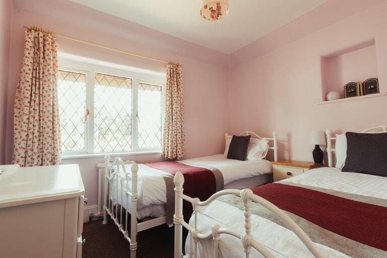 5 Bedroom House on River Thames image 52