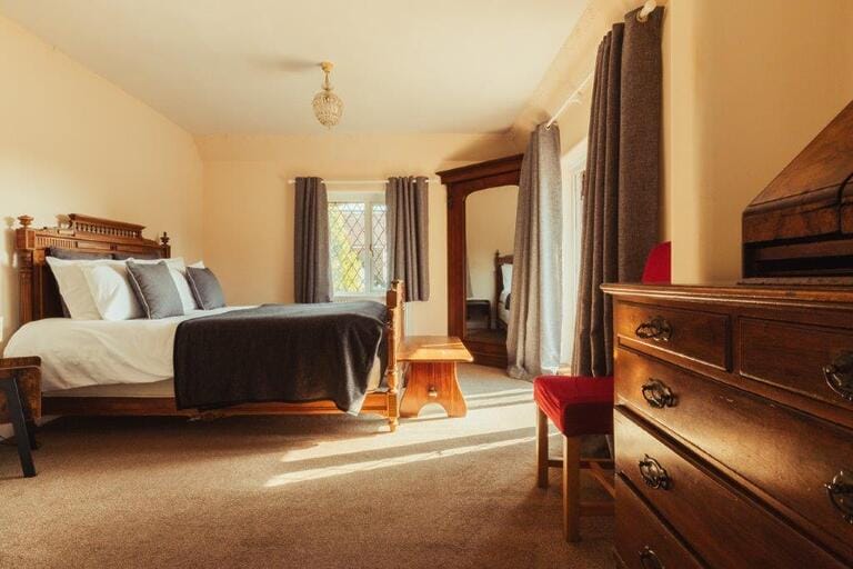 5 Bedroom House on River Thames image 49