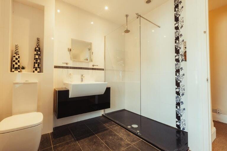 5 Bedroom House on River Thames image 59