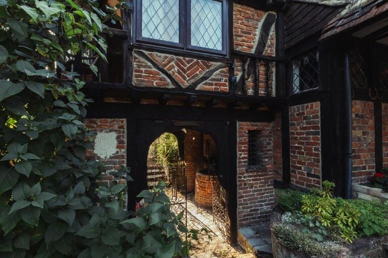 5 Bedroom House on River Thames image 4