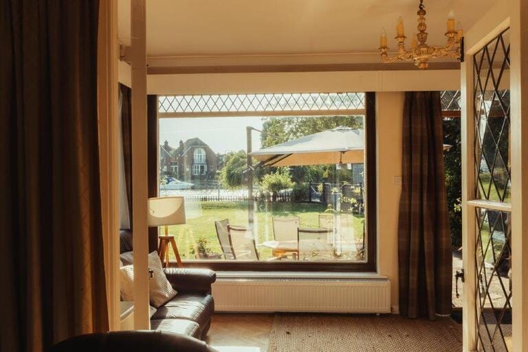 5 Bedroom House on River Thames image 22