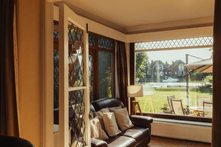 5 Bedroom House on River Thames image 23